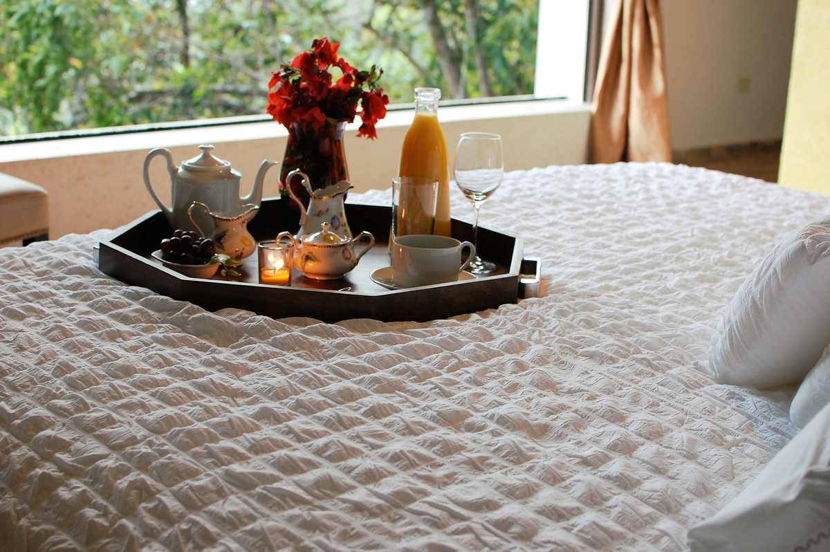 Bandeja de desayuno servida en la cama