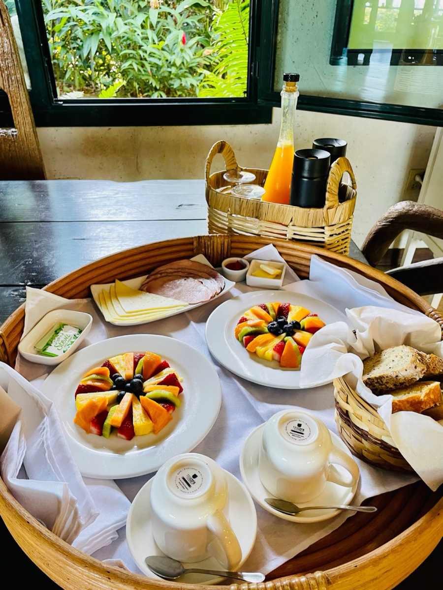 Desayuno con platos mandala de frutas frescas